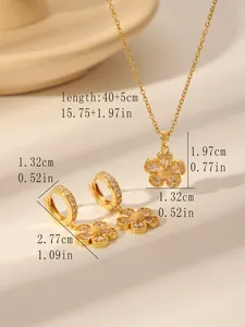 Detailopname van de 18k vergulde bloemenketting en oorbellen met exacte afmetingen erbij