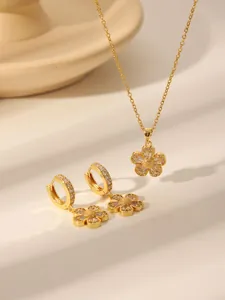 Detail van 18k vergulde bloemvormige sieradenset met sprankelende zirkonia stenen