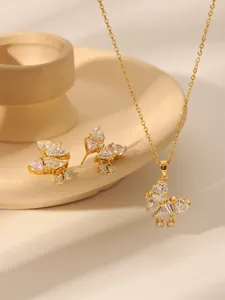 Detail van 18k vergulde vlinder sieradenset met zirkonia ketting en bijpassende oorbellen