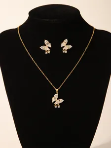 Detail van vlinder sieradenset met 18k goud vergulding en heldere zirkonia steentjes