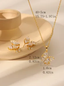 Detailoverzicht van 18k vergulde vlinder ketting en oorbellen set met maatvoeringen
