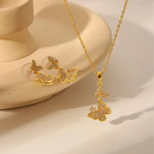 Fonkelende 18k gouden vlinder sieradenset met een ketting en oorknopjes met zirkonia
