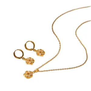 Elegante 18k vergulde sieradenset met zirkoon bloemenketting en bijpassende oorbellen