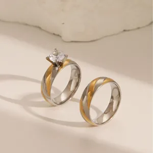 Set de anillos de pareja bicolor en acero inoxidable con circonita de diseño moderno