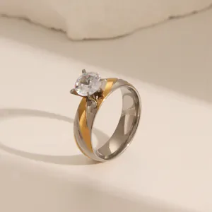 Anillo de lujo geométrico en acero inoxidable con baño bicolor de plata y oro