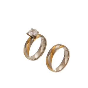 Conjunto de anillos bicolor de acero inoxidable con gema redonda engastada en cuatro garras