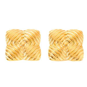 Detailansicht goldener quadratischer Ohrstecker mit konzentrischer Wellenstruktur