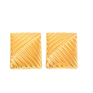 Quadratische 18k vergoldete Edelstahl-Ohrstecker mit strukturierter geometrischer Form
