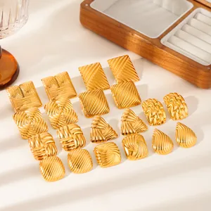 Verschiedene 18k vergoldete Edelstahl-Ohrstecker in geometrischen Formen mit Textur