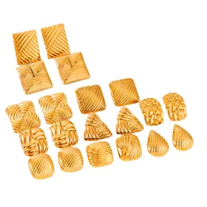 Set aus 18 Karat vergoldeten Edelstahl-Ohrsteckern mit einzigartigen geometrischen Mustern