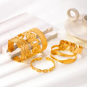 Dettagli di bracciali placcati oro con texture diverse e finitura lucida a specchio