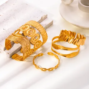 Set di bracciali in acciaio inossidabile placcato oro 18k con vari motivi a trama