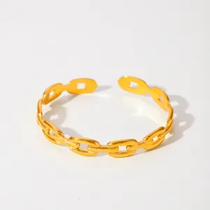 Dettaglio del bracciale rigido a catena opaca placcato oro 18 carats con maglie ovali