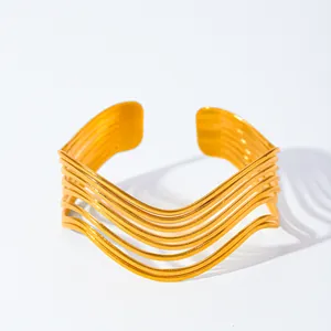 Dettaglio del bracciale placcato oro 18k con linee curve a onde a strati minimaliste