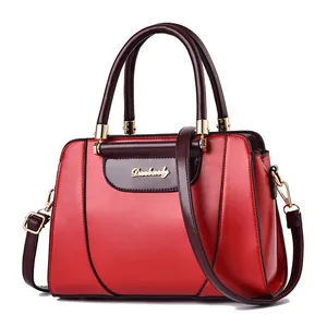 Bolso tote clásico en rojo y marrón con herrajes dorados y correa desmontable para mujer