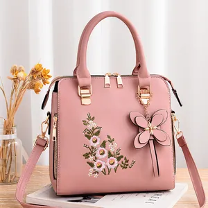 Borsa a Conchiglia Ricamata Floreale Vintage da Donna in Pelle PU Borsa a Mano a Tracolla Con Ciondolo Farfalla Borsa alla Moda da Donna