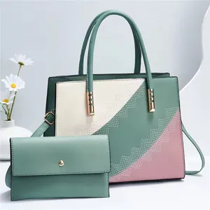 Dettaglio della borsa tote patchwork rosa e verde con pochette e dettagli in metallo
