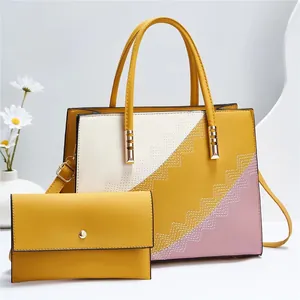Dettaglio della borsa tote color-block con patchwork giallo, crema e rosa e cuciture a onda