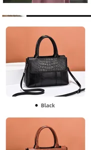 Détail du sac à main noir en similicuir avec motif crocodile et bandoulière réglable