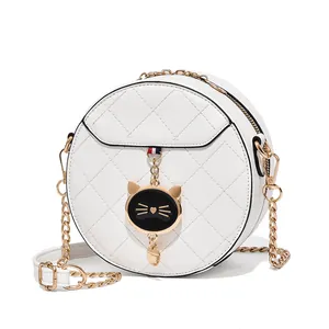 Borsa a tracolla rotonda beige chic con trapuntatura a rombi e ciondolo a gatto