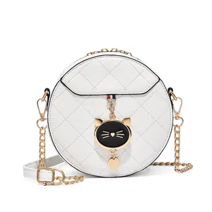 Borsa a tracolla circolare bianca trapuntata con ciondolo a gatto e catena oro