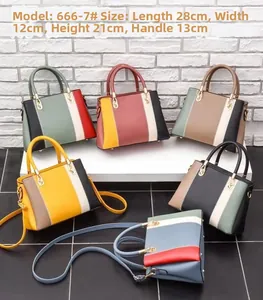 Dettaglio borse a mano bicolore con dimensioni 28x12x21cm e dettagli dorati
