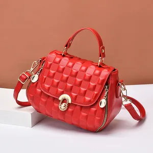 Elegante borsa a mano trapuntata rossa con finiture dorate e tracolla regolabile chic