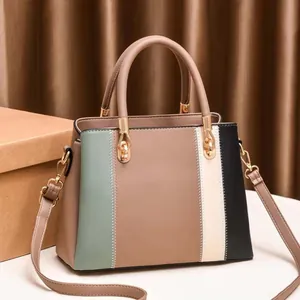 Borsa a mano capiente in design color block con finiture metalliche dorate e tracolla