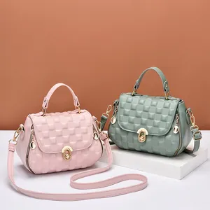 Eleganti borse a tracolla trapuntate rosa e verdi con finiture dorate di lusso