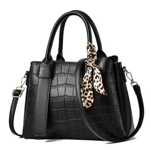 Borsa a mano nera con motivo a coccodrillo, sciarpa leopardata e tracolla sottile