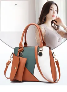 Détail d'un ensemble de sacs à main multicolores avec bandoulière amovible et boucles dorées