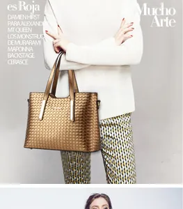 Dettaglio della borsa tote intrecciata dorata con manico in pelle e accenti in metallo
