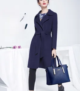 Dettaglio della borsa tote in pelle intrecciata blu navy con eleganti finiture dorate