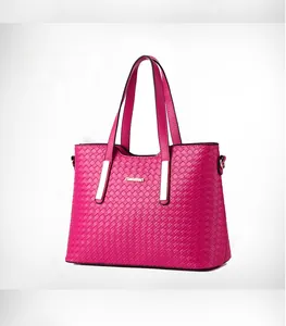 Dettaglio della trama in pelle PU intrecciata e del logo dorato sulla borsa magenta