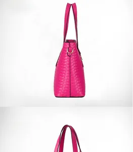 Vista laterale e posteriore della borsa in pelle PU intrecciata rosso rosa con manici