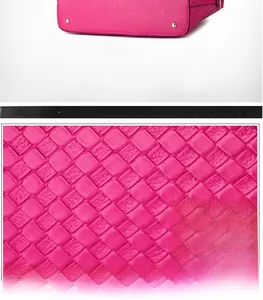Dettaglio della borsa in pelle PU intrecciata rosso rosa con piedini protettivi dorati