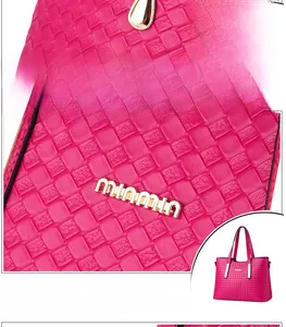 Dettaglio della trama intrecciata e degli inserti dorati sulla borsa tote rosa