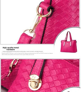 Dettaglio macro della borsa tote intrecciata magenta con hardware dorato lucido e placcatura