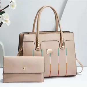 Ensemble sac à main et pochette beige avec broderies colorées et détails dorés chic
