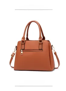 Vue détaillée de l'arrière d'un sac à main en cuir PU marron avec poche zippée et bandoulière