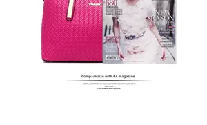 Borsa fucsia intrecciata a confronto con una rivista A4 per mostrare le dimensioni