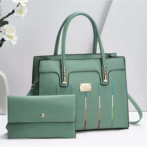 Détail du sac cabas vert menthe avec rayures colorées et finitions métalliques dorées