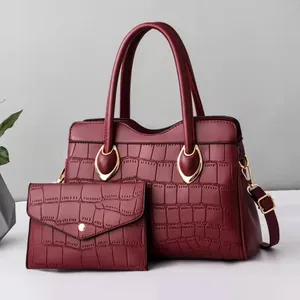 Set borse due pezzi in ecopelle bordeaux con motivo a coccodrillo e portafoglio a busta
