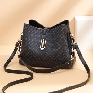 Zwarte leren bucket bag met blauw geometrisch patroon en gouden metalen sluiting