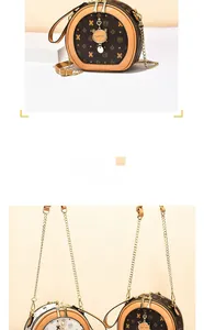 Vue détaillée du sac rond bandoulière avec imprimé vintage, chaîne et pendentif chat
