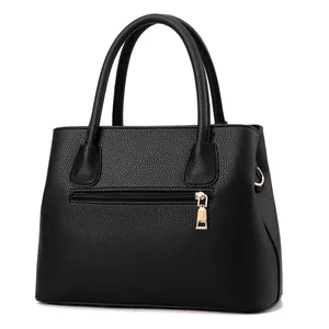 Sac à main élégant en cuir PU noir avec texture grainée et détails dorés chic.