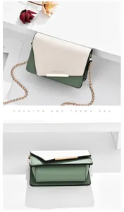 Detalle de bolso bandolera crema y verde con solapa irregular y cadena dorada