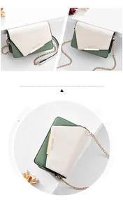 Detalle del mini bolso bandolera bicolor con cadena dorada y adorno de barra metálica