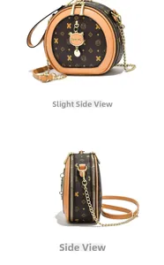 Détail du sac bandoulière rond avec motif monogramme et pendentif en forme de chat