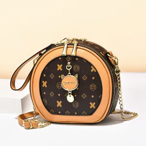 Sac à bandoulière rond monogramme marron avec chaîne et breloque chat doré